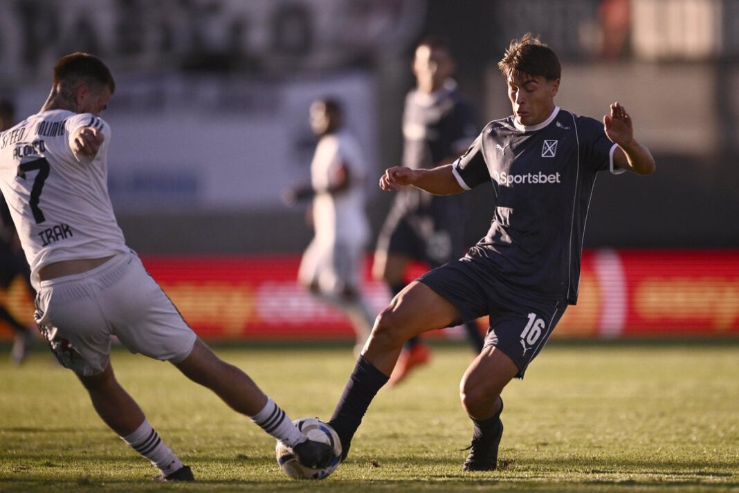Jugadores de Independiente y Deportivo Riestra durante el partido en el Bajo Flores