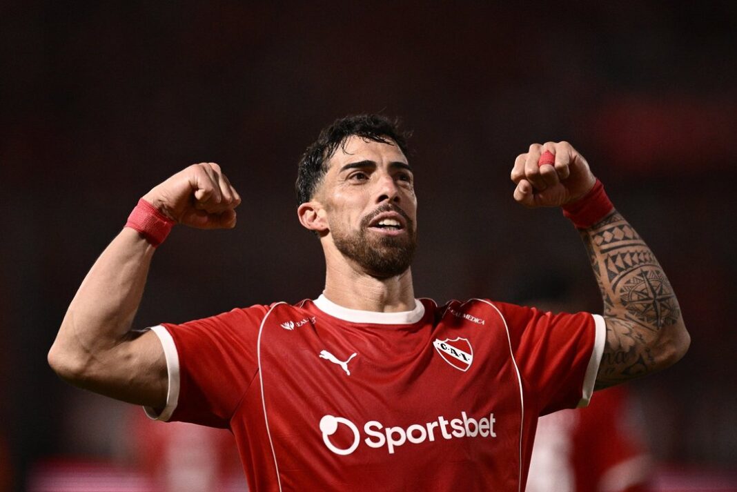 Jugadores de Independiente celebran el gol ante Racing en el Estadio Libertadores de América.