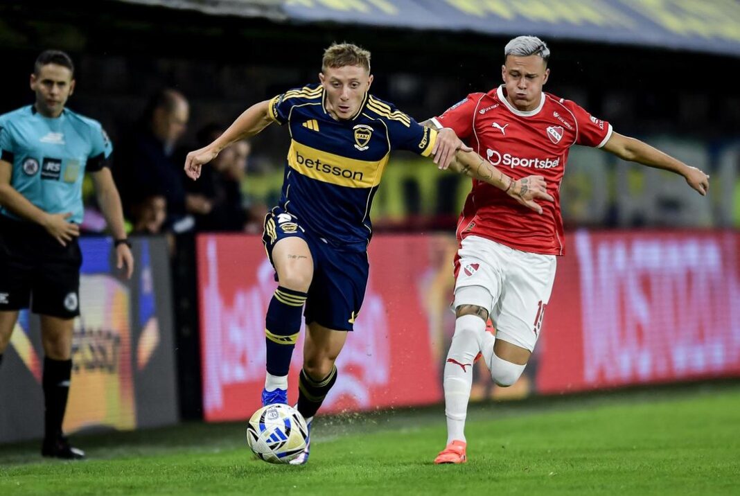 Jugadores de Independiente celebran el gol frente a Boca Juniors en el estadio La Bombonera.