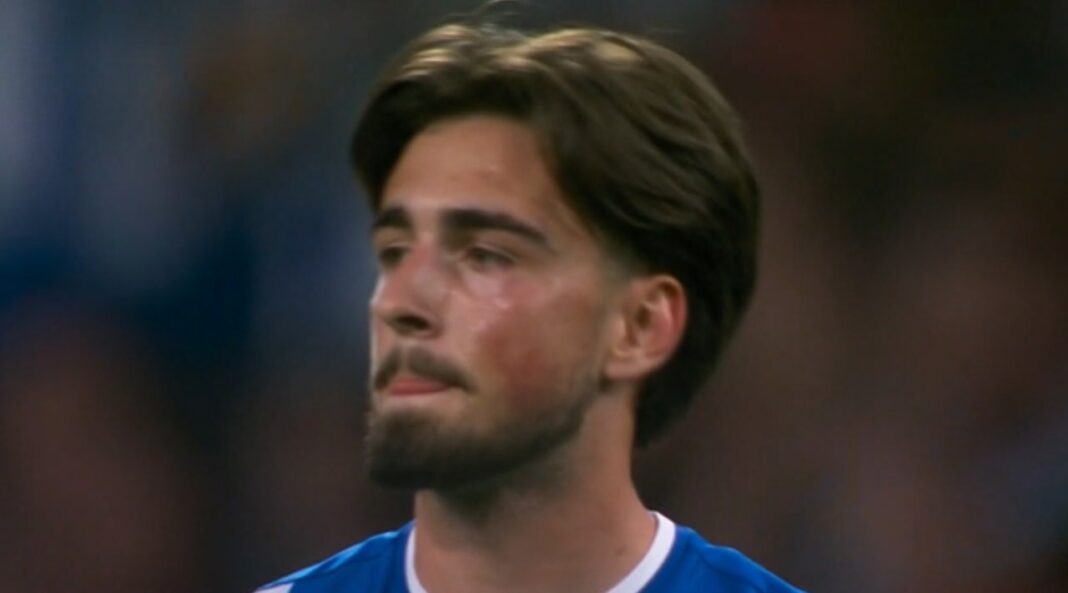 Jugador del Porto, Martim Fernandes, observa cómo el balón ingresa a su propio arco tras un pase hacia atrás fallido.