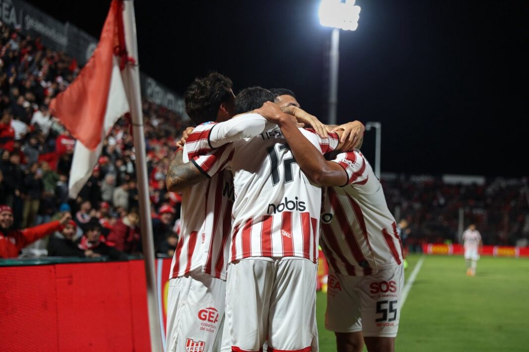 Jugadores de Instituto de Córdoba en un partido de fútbol.