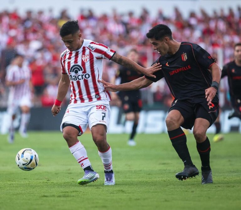 Jugadores de Instituto y Estudiantes disputando un balón en el Estadio Monumental de Córdoba.