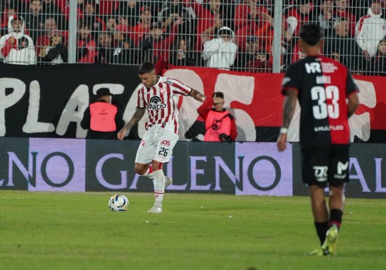 Jugadores de Instituto y Newell's disputando el balón en el estadio Marcelo Alberto Bielsa