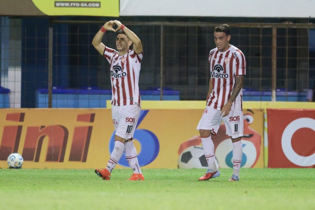Jugadores de Instituto y Defensa y Justicia durante el partido en el Estadio Monumental de Alta Córdoba.