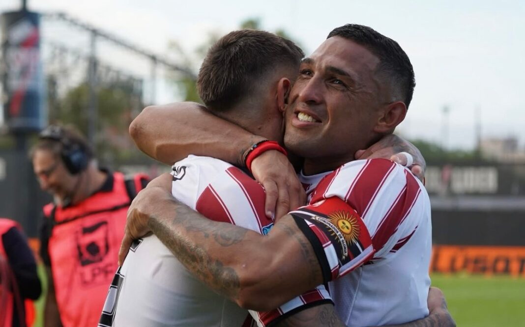 Jugadores de Instituto de Córdoba celebrando el gol durante el partido contra Deportivo Riestra en Buenos Aires.
