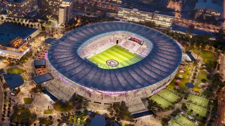 Vista aérea del nuevo estadio del Inter Miami CF, con su característico color rosa y las tribunas.