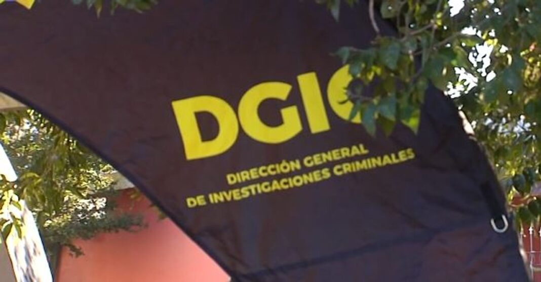 Ilustración de un edificio escolar con símbolos de justicia en primer plano.