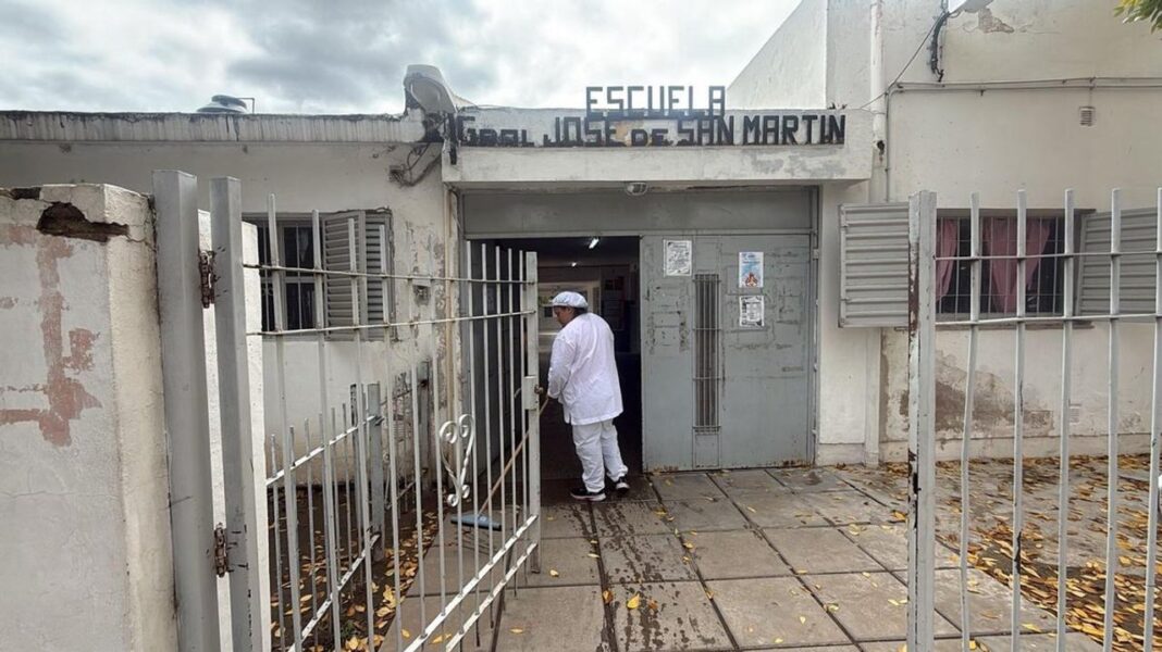 Ilustración genérica de ambulancia y entorno escolar en referencia al operativo en La Calera, Córdoba.