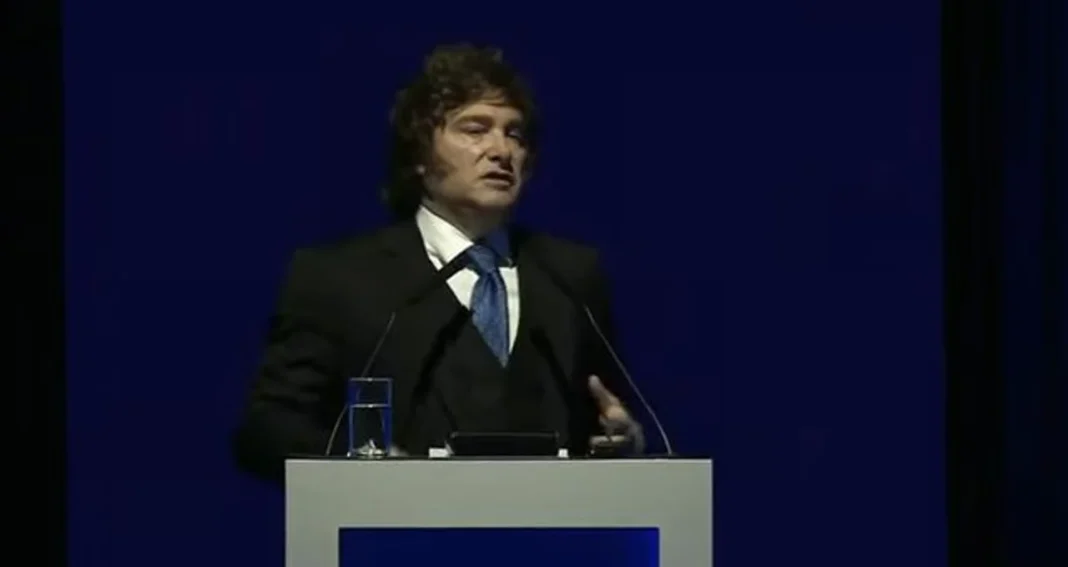 Javier Milei hablando en el escenario de la Expo EFI en el Centro de Convenciones de Buenos Aires