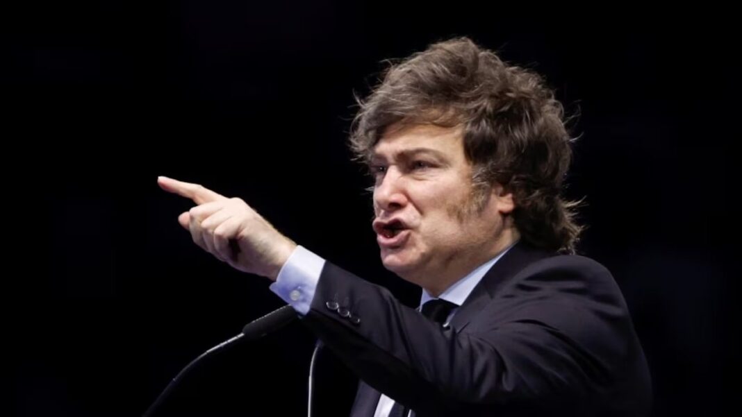 Javier Milei hablando en conferencia de prensa