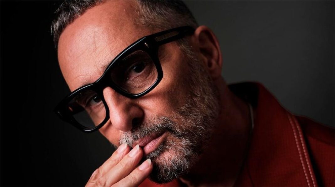 Jorge Drexler durante una presentación en vivo en el escenario.