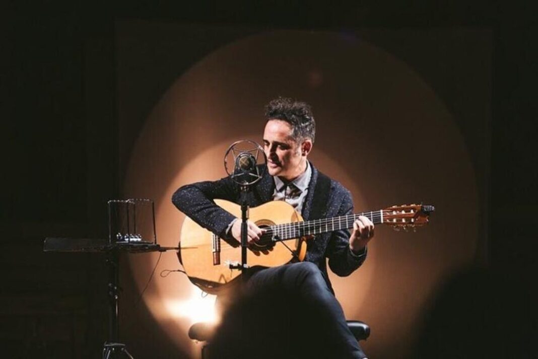 Jorge Drexler durante su presentación en el escenario del Quality Arena de Córdoba.