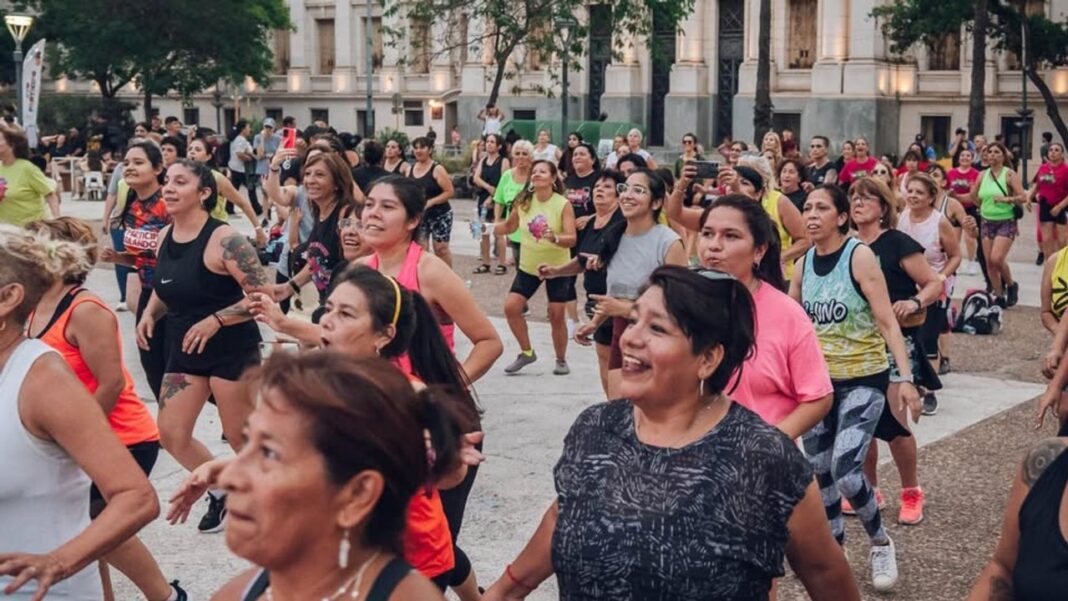 Personas bailando al aire libre en el Mirador del Coniferal, Parque Sarmiento, Córdoba