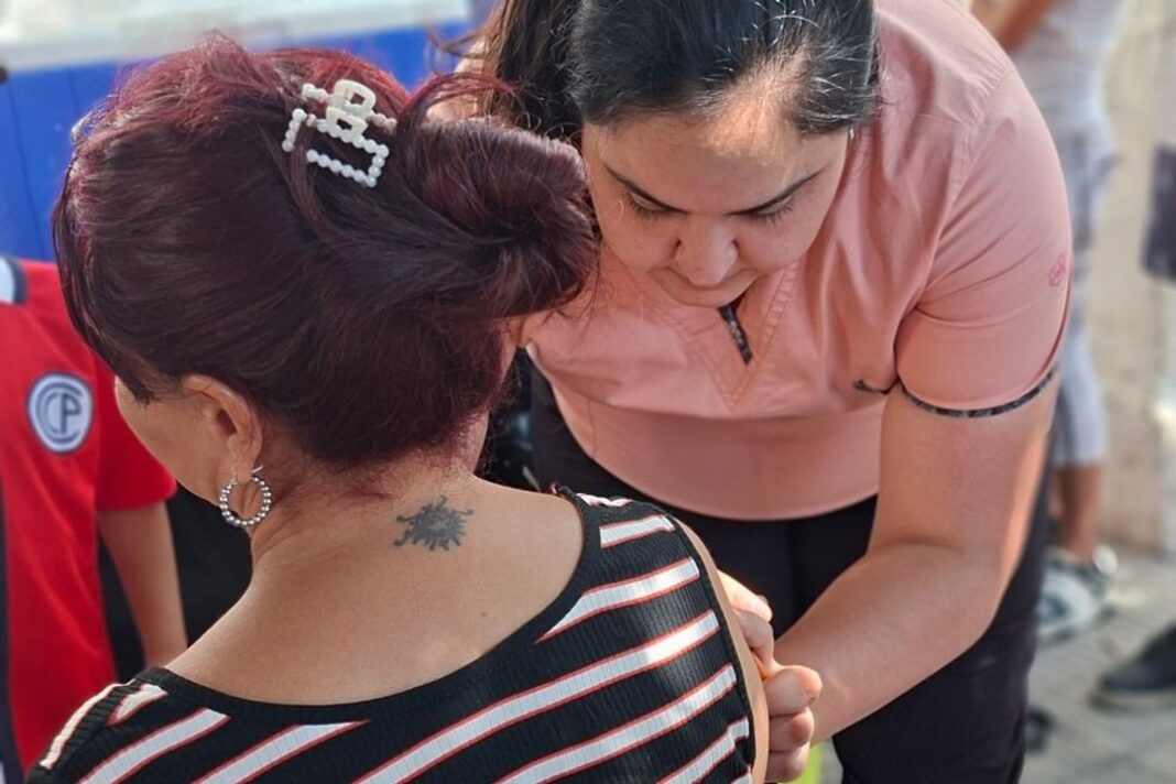 Personas recibiendo vacunas en una posta sanitaria durante una jornada de vacunación comunitaria.