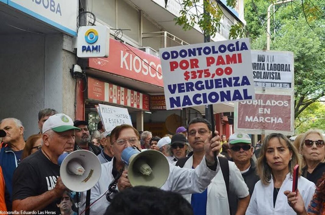 Grupo de adultos mayores conversando en un centro de jubilados en Córdoba