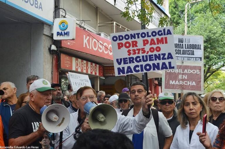 Grupo de adultos mayores conversando en un centro de jubilados en Córdoba