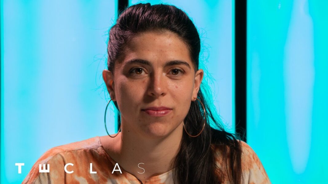 Kailani, pianista cordobesa de Traslasierra, tocando el piano.