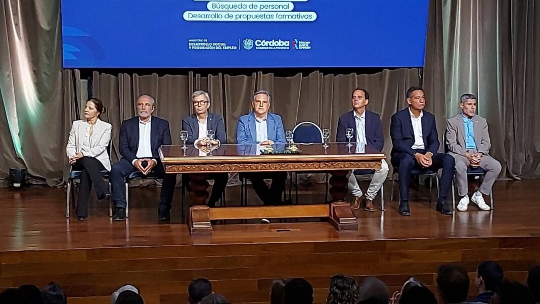 Gobernador Martín Llaryora durante un discurso sobre educación universitaria.