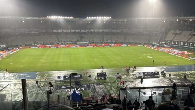 Trabajadores acondicionando el campo de juego del estadio Mario Alberto Kempes tras las lluvias en Córdoba.