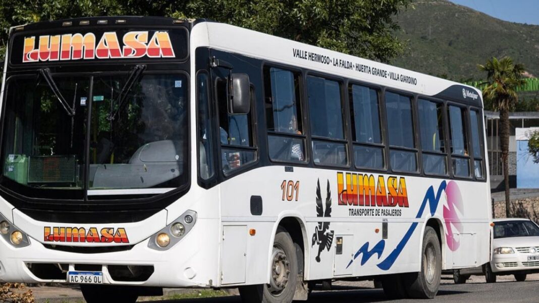 Conductor de colectivo en ruta de Córdoba, representando la convocatoria laboral de Lumasa