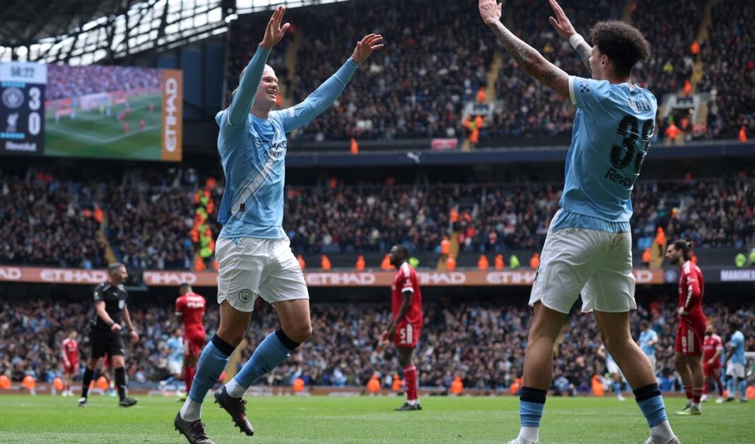 Jugadores del Manchester City celebran un gol durante el partido contra el Liverpool por la FA Cup.