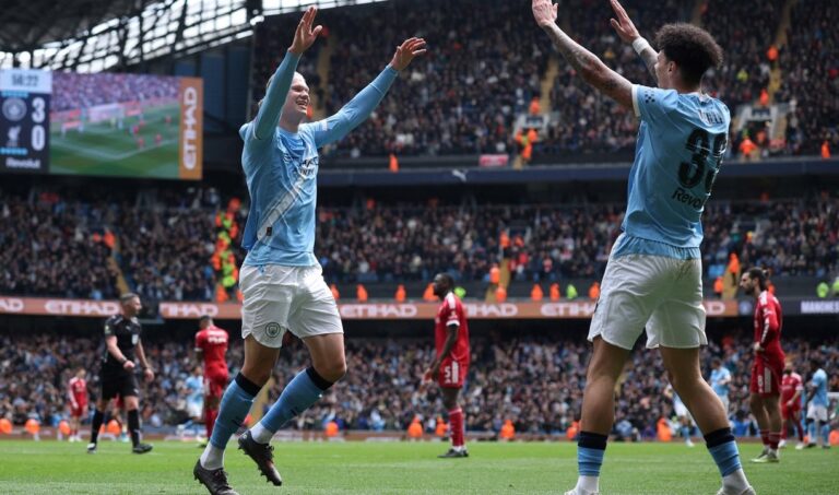 Jugadores del Manchester City celebran un gol durante el partido contra el Liverpool por la FA Cup.