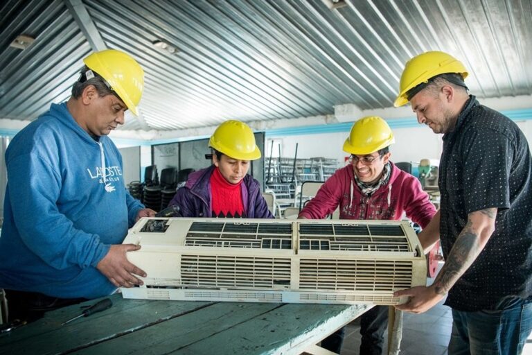 Personas participando en una capacitación laboral en la provincia de Córdoba.