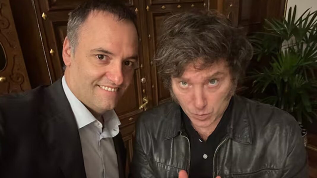 El presidente Javier Milei y el jefe de Gabinete, Manuel Adorni, durante una reunión de trabajo.