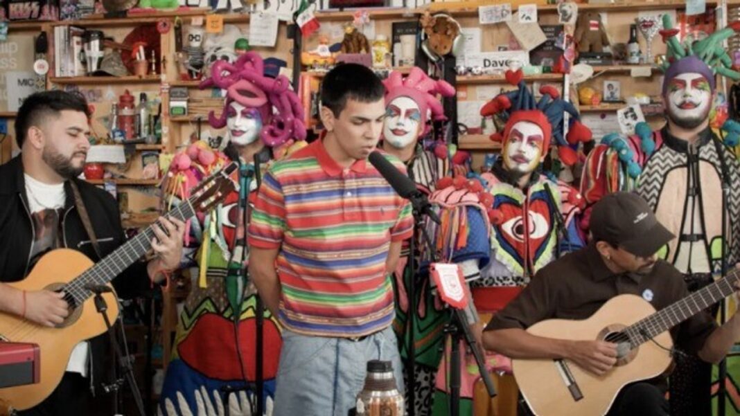 Milo J y Agarrate Catalina en el set del Tiny Desk de NPR con instrumentos y objetos culturales argentinos
