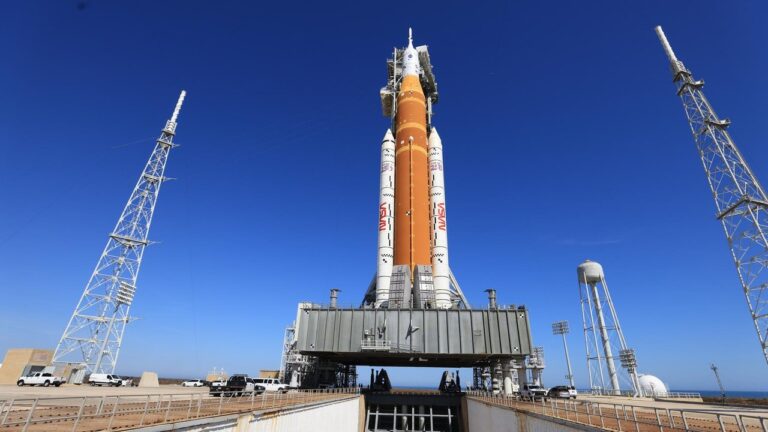 Ilustración del cohete de la misión Artemis II de la NASA en la plataforma de lanzamiento.