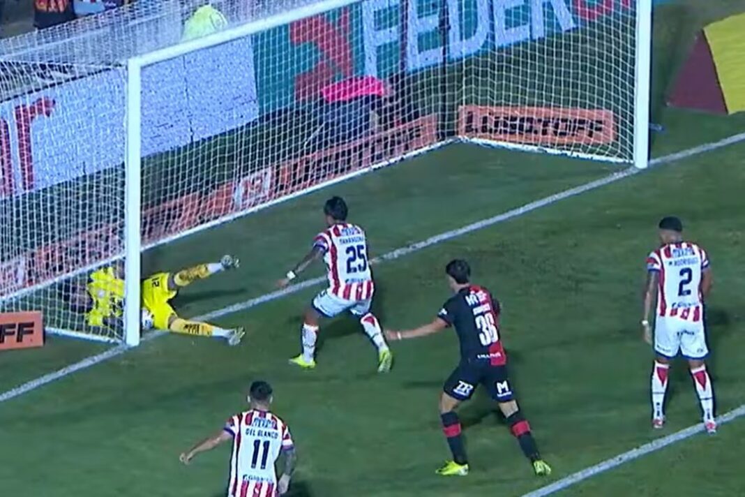 Jugadores de Newell's Old Boys celebrando un gol durante el partido contra Unión de Santa Fe.