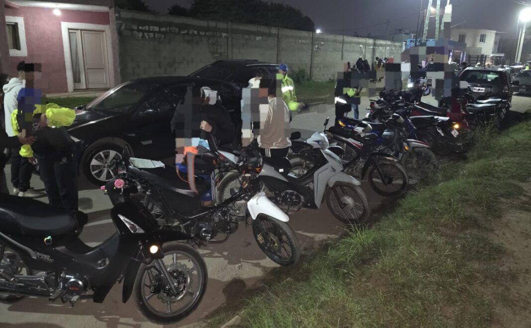 Efectivos policiales durante un operativo de control en una calle de Malvinas Argentinas, Córdoba.