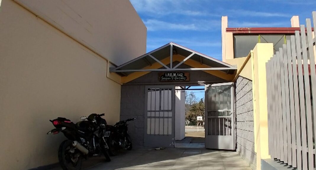 Efectivos policiales custodian el acceso al IPEM 142 Joaquín Víctor González en La Falda, Córdoba.