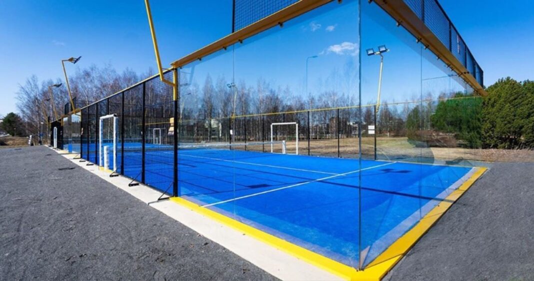 Ilustración de una cancha de pádel con símbolos de sonido y una balanza de justicia al fondo.