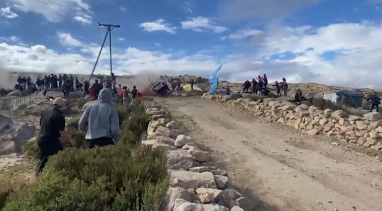 Operativo de seguridad y vehículos durante el rally en Córdoba.