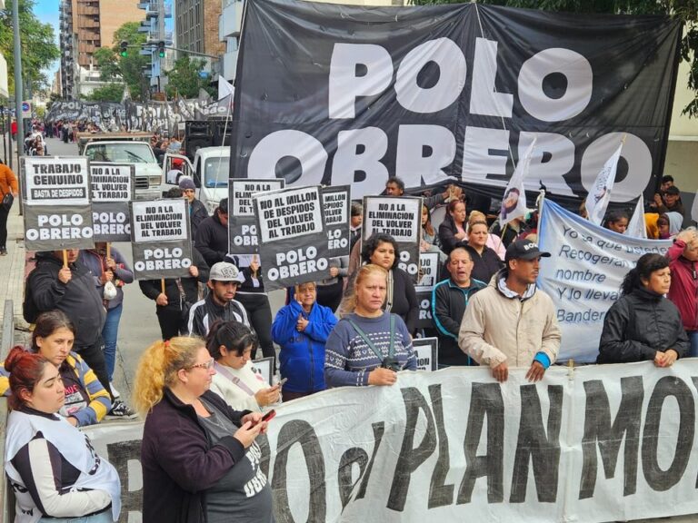 Manifestantes durante la protesta social en la avenida General Paz, Córdoba.