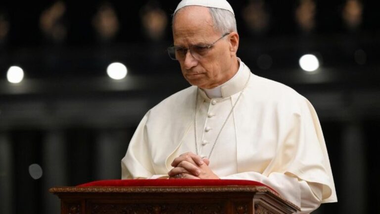 El Papa Francisco durante un momento de oración.