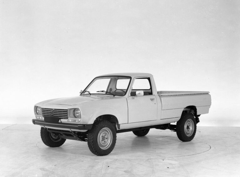 Fotografía de un Peugeot 504 4x4 Dangel, versión pick-up, en un camino de tierra.