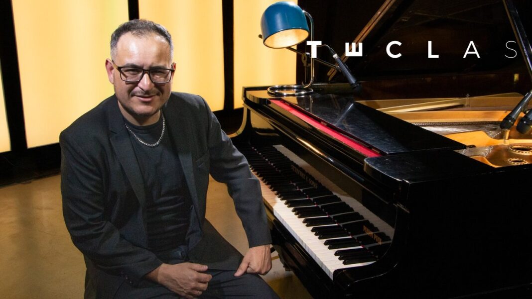 El pianista cordobés Andrés Coppa tocando el piano durante su participación en el programa Teclas.