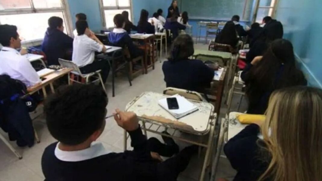 Estudiantes secundarios en el ingreso de una escuela de Córdoba