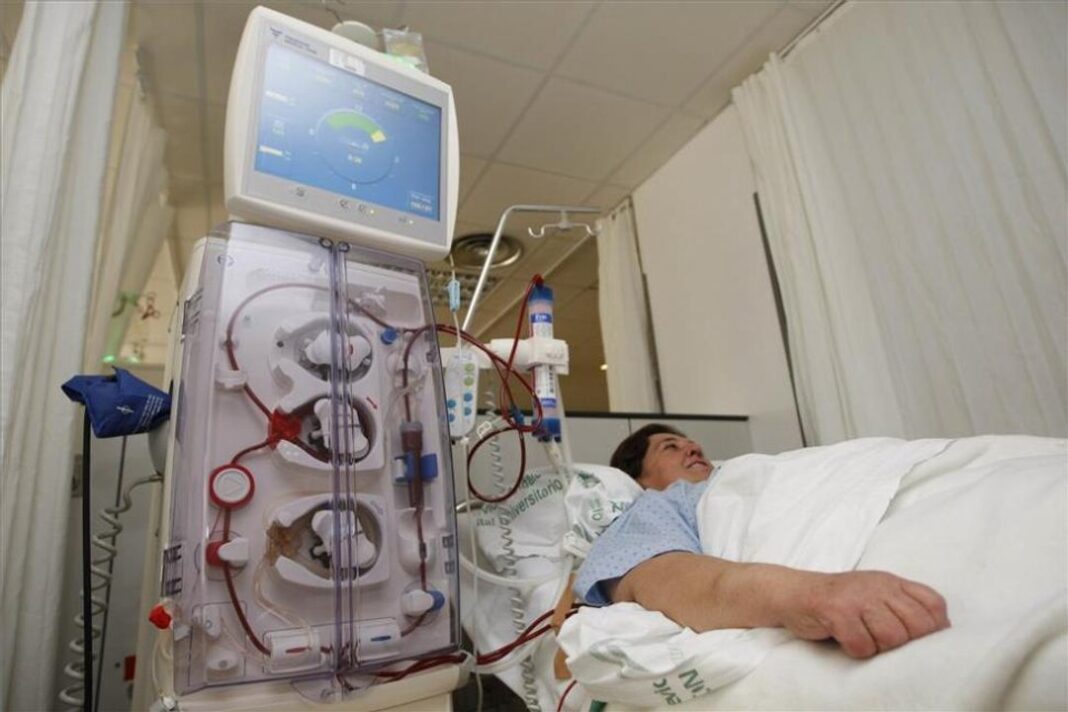 Profesionales de la salud en una reunión, representando la medida de fuerza en el PAMI.