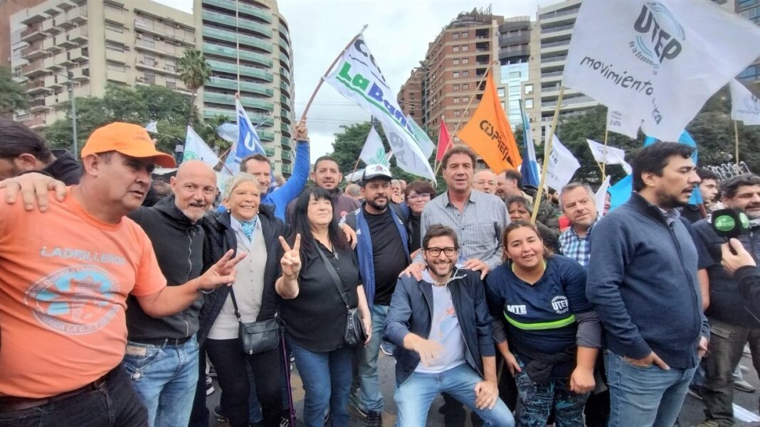 Manifestantes marchando por la calle en Córdoba con banderas sindicales