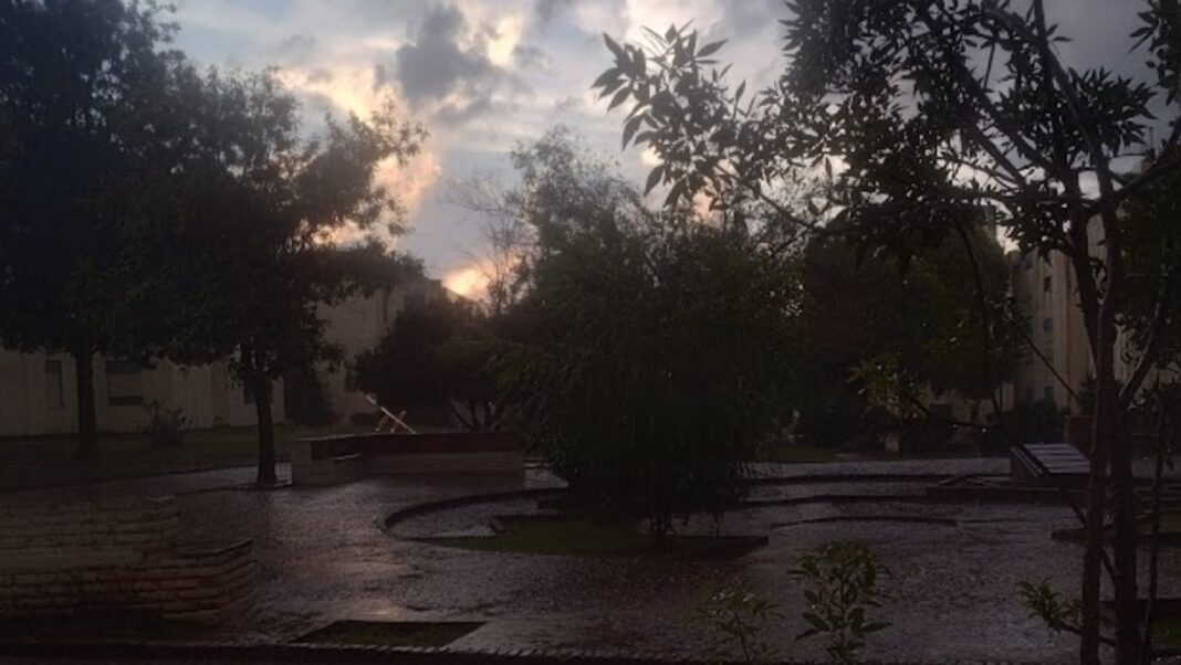 Mapa del pronóstico del tiempo mostrando nubes y lluvia sobre la provincia de Córdoba