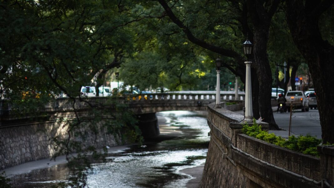 Mapa del tiempo o cielo nublado sobre un paisaje característico de la provincia de Córdoba