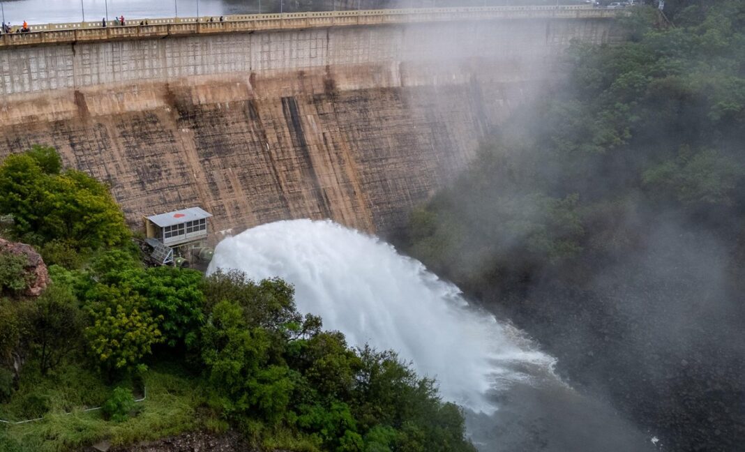 Vista aérea de un dique en la provincia de Córdoba durante maniobras de regulación.