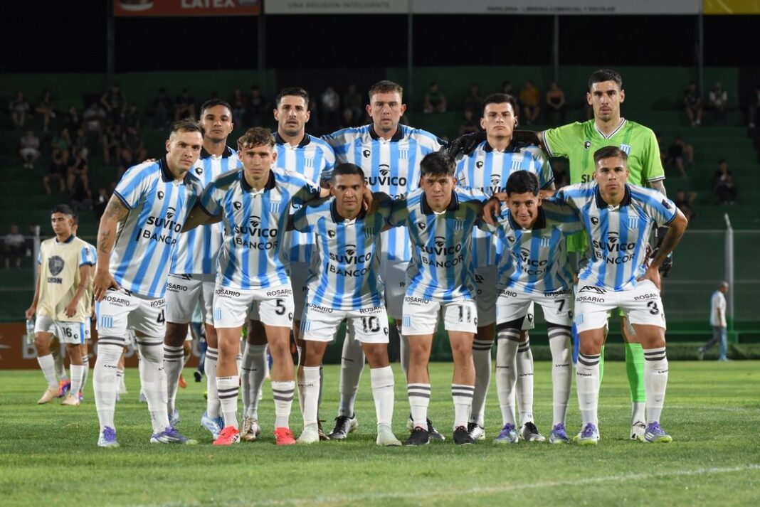 Jugadores de Racing de Nueva Italia en acción durante un partido de la Primera Nacional.