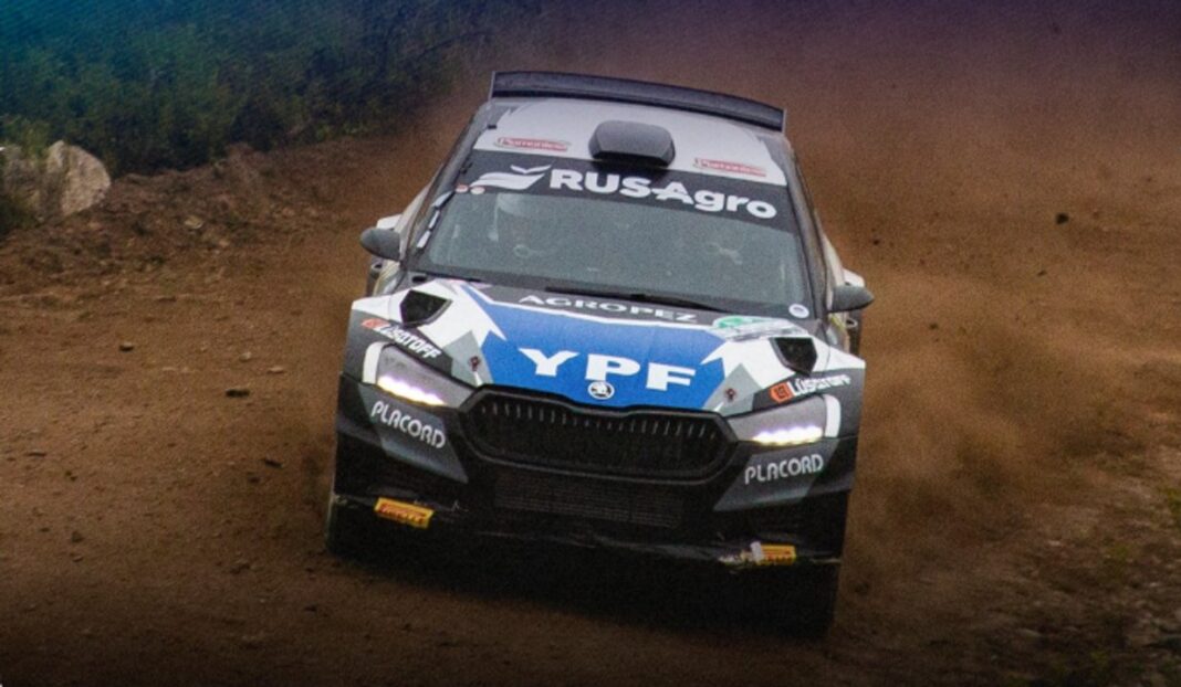 Vehículo de rally compitiendo en los caminos serranos de Mina Clavero, Córdoba.