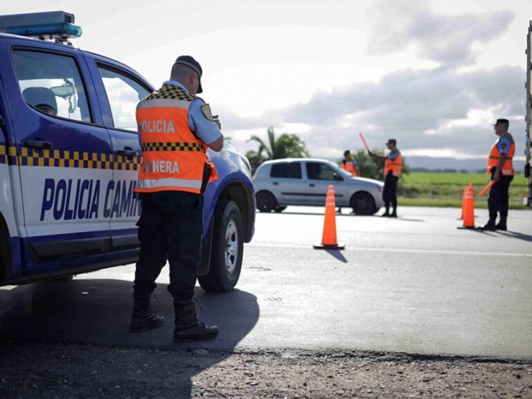 Vehículo de rally compitiendo en un camino rural de Córdoba, con el paisaje de Traslasierra de fondo.