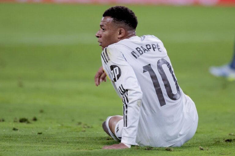 Kylian Mbappé lesionado con la camiseta del Real Madrid