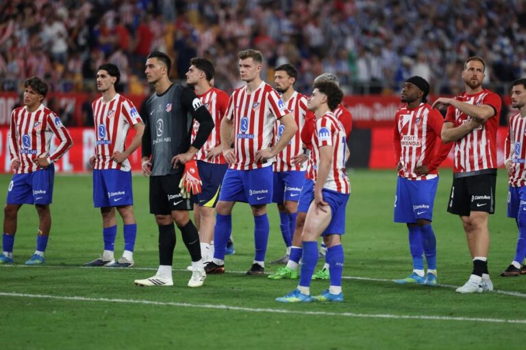 Jugadores de la Real Sociedad celebran el título de la Copa del Rey 2024 en el campo de juego.
